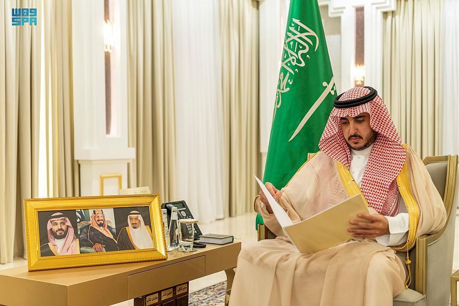 الأمير فيصل بن نواف يتسلّم تقريراً عن بداية العام الدراسي الجديد