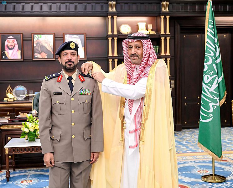 سمو أمير الباحة يقلّد مدير الدفاع المدني بالمنطقة رتبته الجديدة