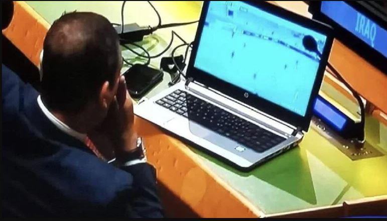 صورة أغضبت العراقيين.. دبلوماسي يشاهد «كرة القدم» داخل الأمم المتحدة