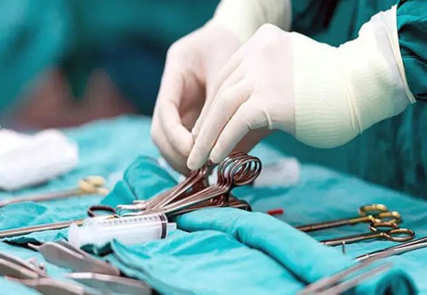 طبيب سعودي يجري عملية جراحية لطفل الأولى من نوعها بمصر