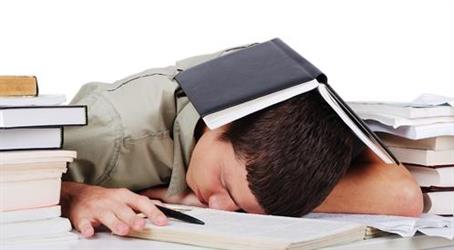 يؤثر سلباً على الأداء الدراسي والاجتماعي.. “الصحة”: 6 علامات دالة على قلة النوم لدى الطلاب