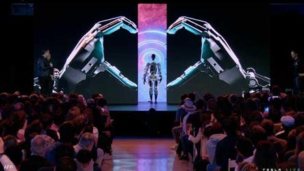 إيلون ماسك يعرض روبوته الشهير الشبيه بالإنسان “أوبتيموس” بأقل من 20 ألف دولار (فيديو)