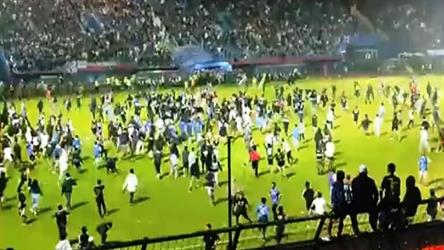مقـتل 127 شخصاً بسبب أعمال شغب خلال مباراة كرة قدم في إندونيسيا