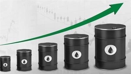 النفط يصعد متأثرا بضعف الدولار وانخفاض مخزونات الوقود الأمريكية
