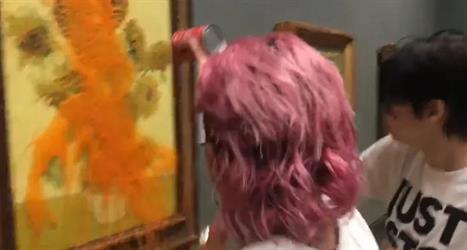 حساء طماطم يشوه لوحة لفان جوخ ثمنها 84 مليون دولار بلندن (فيديو)