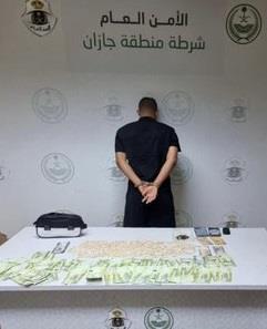 شرطة صامطة تقبض على مخالف بحوزته نحو ألفي قرص إمفيتامين مخدر
