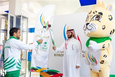رئيس الهلال يتسلّم شعلة دورة الألعاب السعودية (صور)