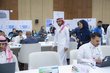 الفيصل يزور فريق عمل اللجنة المنظمة لدورة الألعاب السعودية (صور)