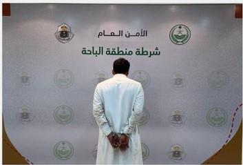 شرطة محافظة المخواة بالباحة تقبض على مواطن لنقله في مركبته (7) مخالفين لنظام أمن الحدود