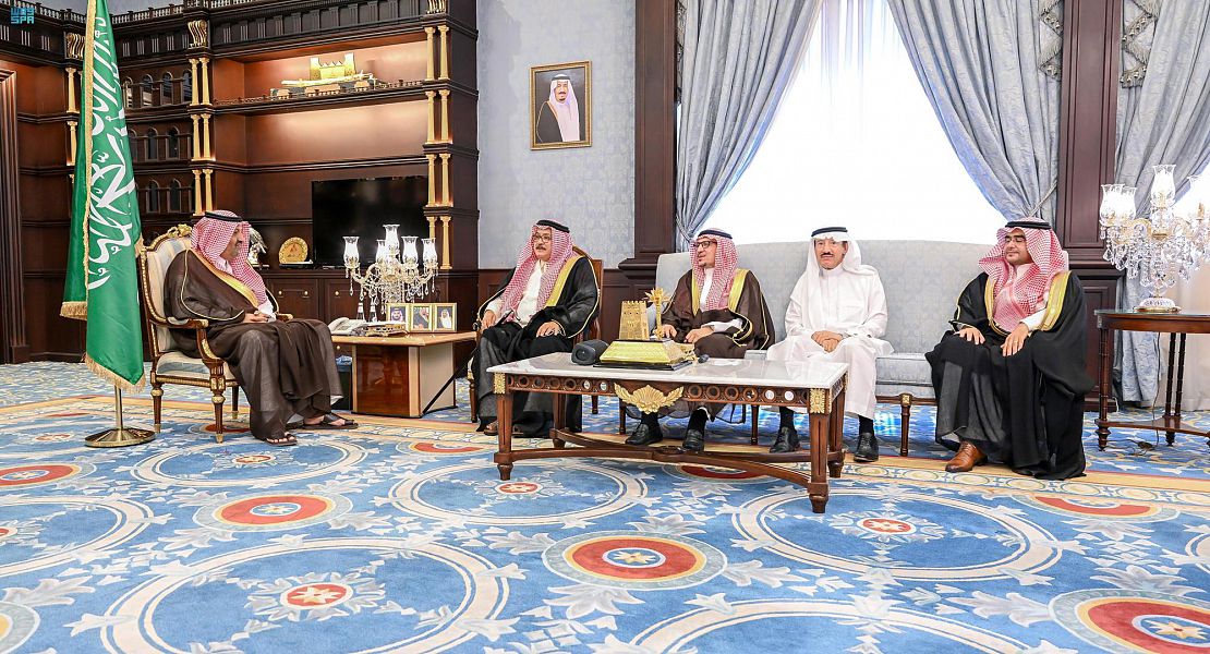 أمير الباحة يبحث تنفيذ عددًا من المشاريع الاستثمارية بالمنطقة