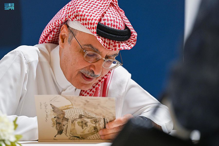 الأمير بدر بن عبد المحسن يوقِّعُ مجموعة “الأعمال الشعرية” في “كتاب الرياض”