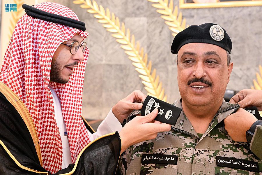 الأمير سعود بن نهار يقلد مدير سجن الطائف رتبته الجديدة