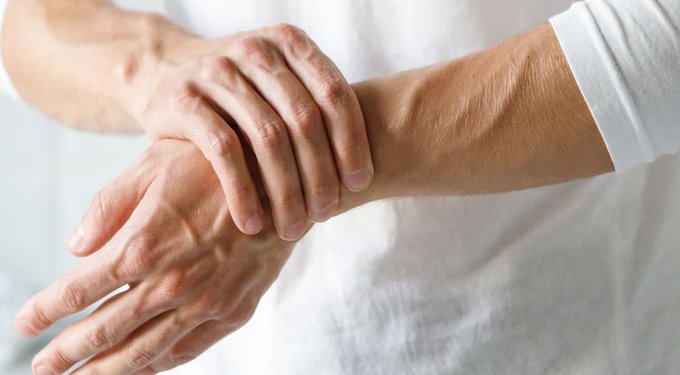 التهاب مفاصل اليدين.. 3 أسباب وطريقتين للعلاج