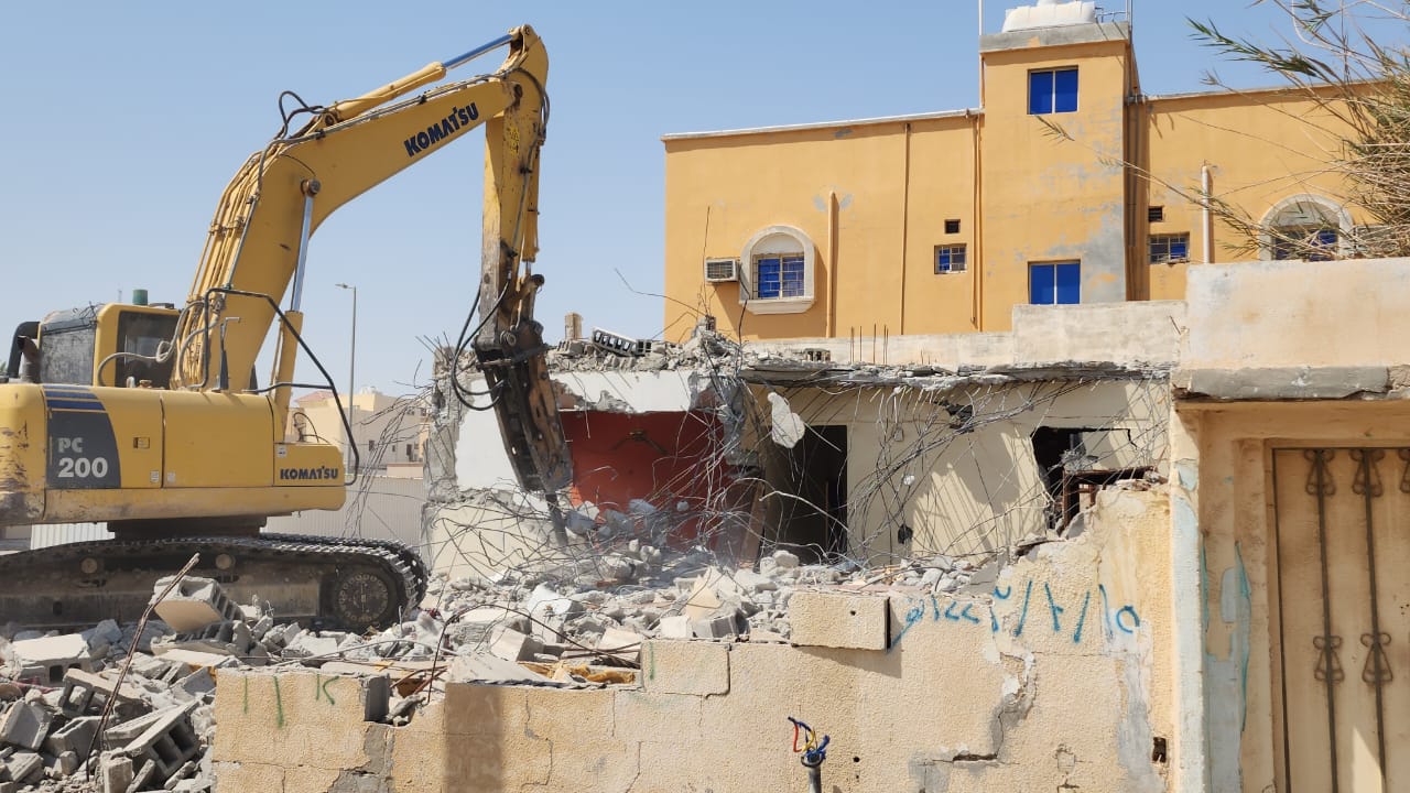 بلدية النعيرية تبدأ بإزالة 63 مبنى آيل للسقوط في عدد من الأحياء