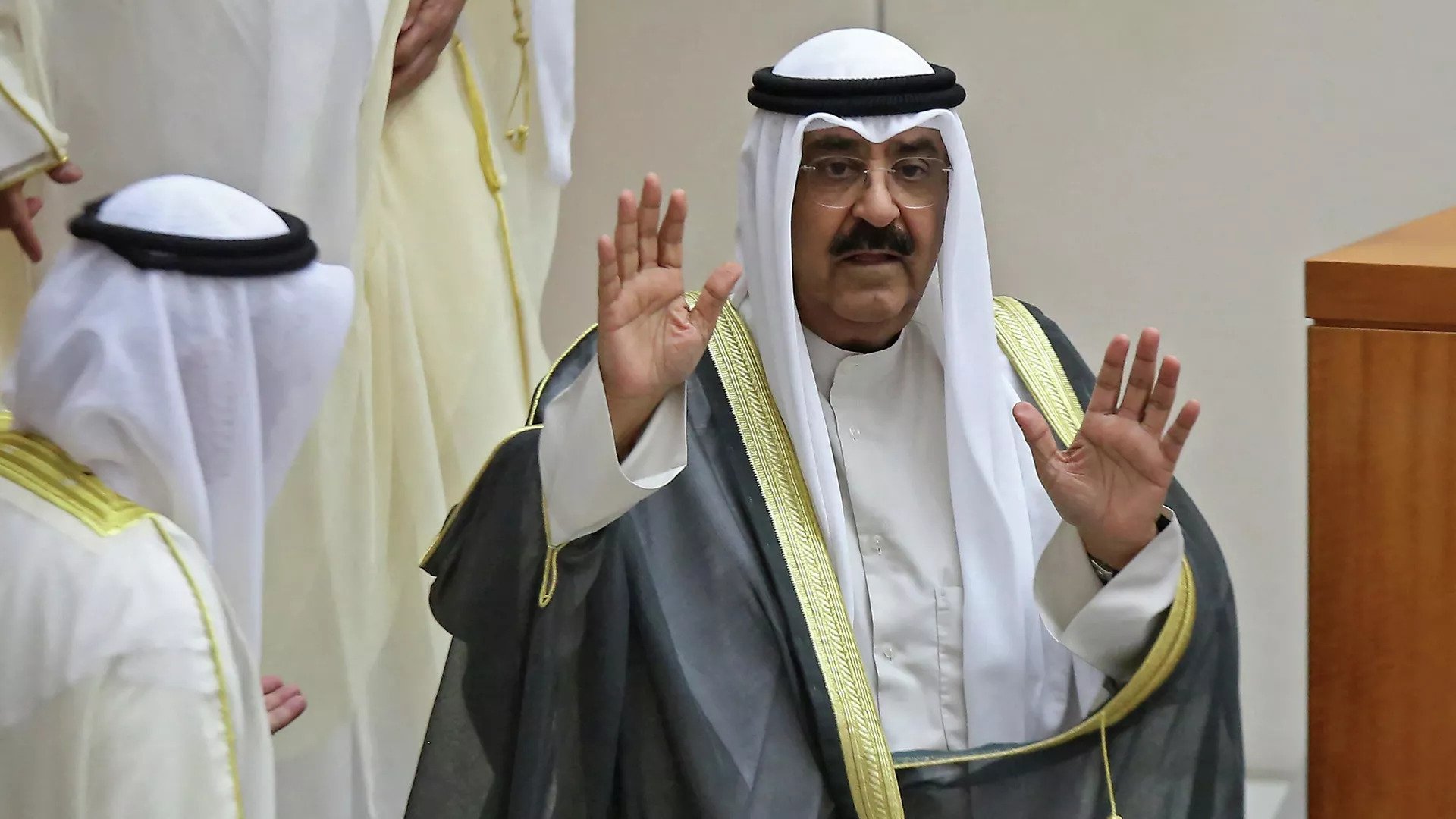 ولي العهد الكويتي يتأثر خلال إلقاء كلمته في مجلس الأمة.. فيديو