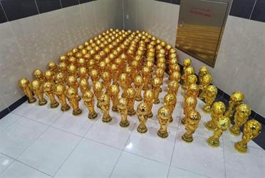 الداخلية القطرية تضبط 144 كأساً مقلداً يماثل كأس العالم 2022