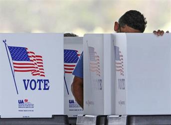 إغلاق أولى مراكز الاقتراع في انتخابات منتصف الولاية الأميركية