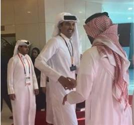 شاهد.. أمير قطر يمازح وزير الرياضة: كيف النومة أمس؟
