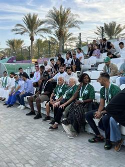 والدة “رينارد” تحضر مران المنتخب السعودي بقميص “الأخضر” (فيديو)