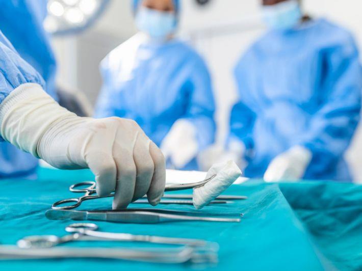 لجراحات آمنة.. “الصحة” توجه نصائح للممارسين وفقًا لمعايير السلامة الدولية