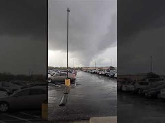 إعصار هوائي قوي في مدينة دنيسون بولاية تكساس الأمريكية