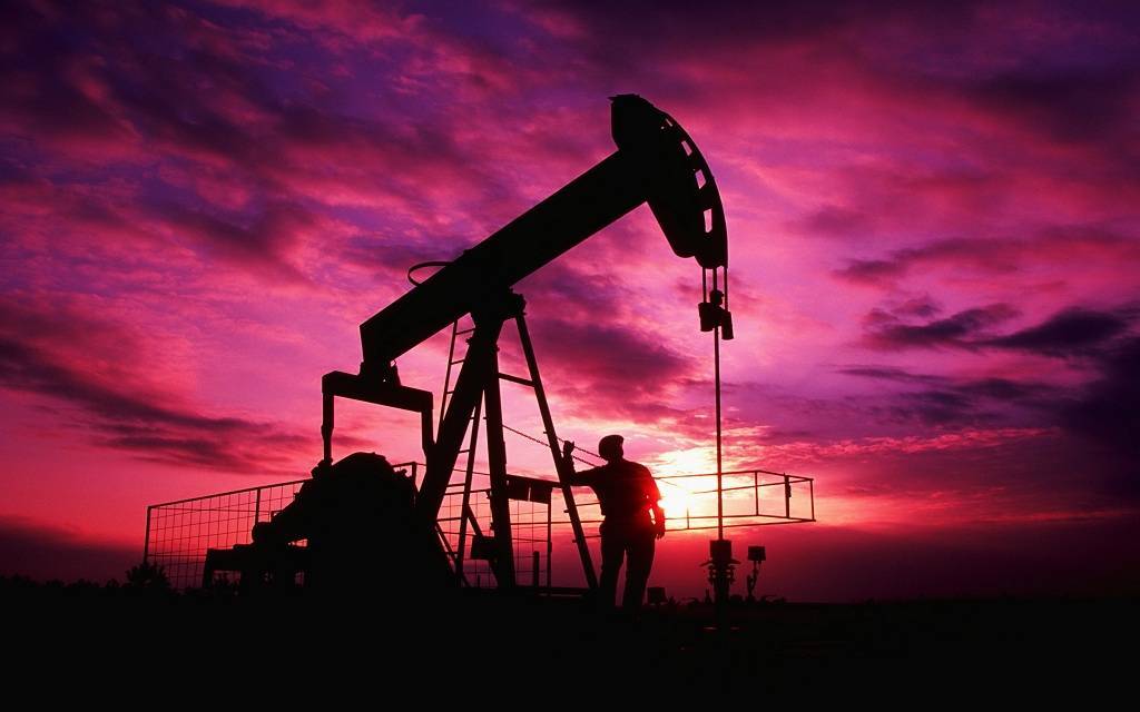 النفط الخام الأمريكي يتحول للارتفاع وبرنت يقلص خسائره