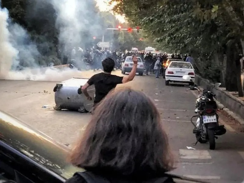 انتفاضة إيران.. مظاهرات كبرى والأمن يستخدم الغاز والرصاص لتفريق المحتجين
