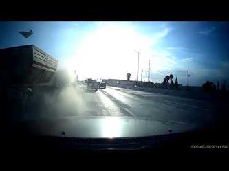 انفجـار إطار شاحنة خلال سيرها على طريق سريع بكاليفورنيا