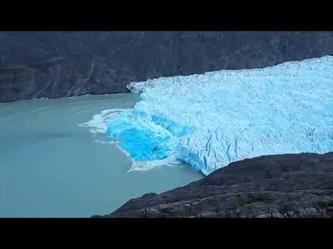 انهيار قطعة جليد ضخمة في بحيرة لاغو أرجنتينو جنوب الأرجنتين