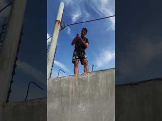 شاب ينقذ طائراً علق في أسياخ حديدية بموقع بناء في الفلبين
