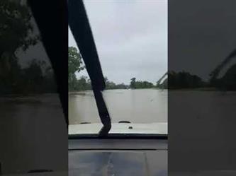 شاحنة تغرق في مياه السيول في أستراليا