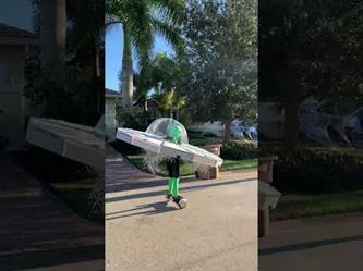 صبي يرتدي زياً فضائياً ويتنقل بسكوتر كهربائي في فلوريدا الأمريكية