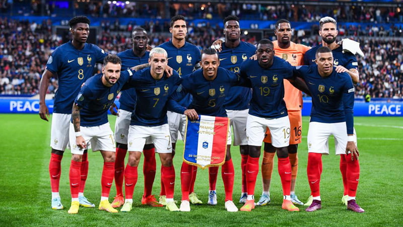 لعنة الإصابات تصيب مدافع فرنسا قبل أيام من كأس العالم