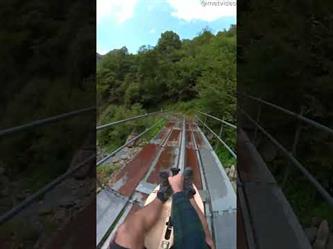 مغامر يتحدى ركوب السكك الحديدية الجبلية في إيطاليا