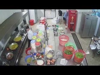 نجاة عامل بعد سقوط شفاط ضخم في مطعم بفيتنام