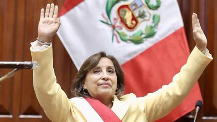 عزل رئيس بيرو بعد محاولته حل “الكونجرس”.. وتعيين نائبته رئيسة للبلاد