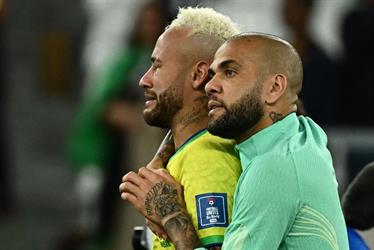 بعد الخروج من كأس العالم.. نيمار يثير قلق جماهيره بشأن اللعب مع البرازيل