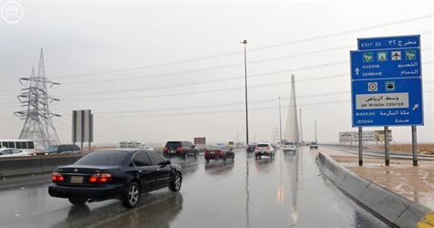 “المرور” يوضح لماذا يجب على قائد المركبة السير بسرعة منخفضة خلال الأمطار