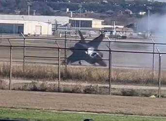 فيديو.. تحطم مقاتلة أمريكية أثناء هبوطها بولاية تكساس