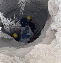 “مدني وداي الدواسر” ينقذ مواطناً سقط في بئر (صور)