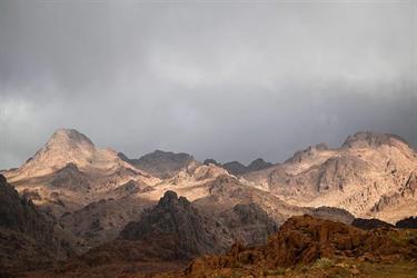 سحب منخفضة ترسم الجمال على قمم جبال اللوز في تبوك (فيديو وصور)
