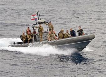 “البحرية اللبنانية” تنقذ 200 مهاجر بعد غرق قاربهم في البحر المتوسط