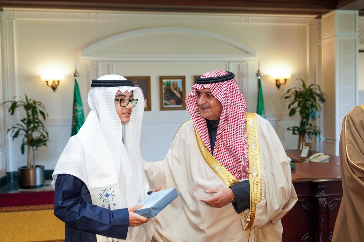 أمير تبوك يكرم طلاب وطالبات مدراس الملك عبدالعزيز بالمنطقة الحاصلين على المراكز الأولى في المسابقات المحلية والعالمية