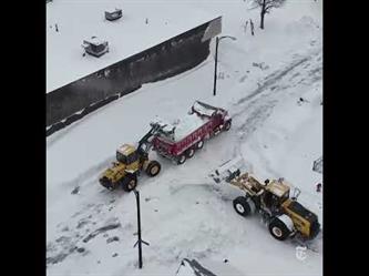 الثلوج تغطي السيارات وتعرقل حركة المرور في مدينة بوفالو الأمريكية