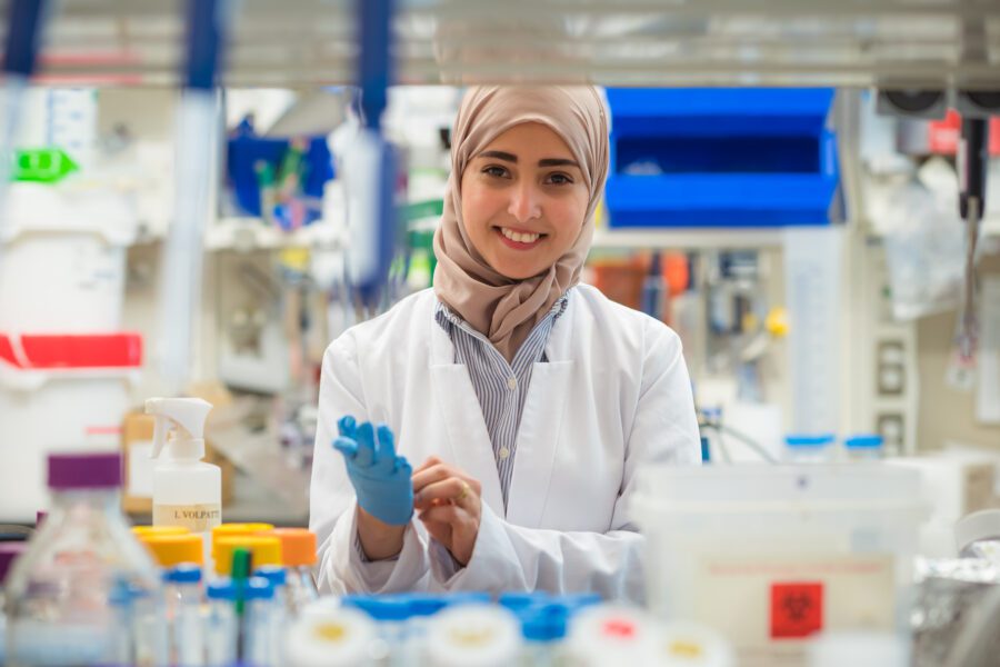 برنامج ابن خلدون يكمل عقدا من الزمن في تمكين المرأة السعودية في مجال البحث العلمي بأفضل جامعة في العالم بتصنيف Qs