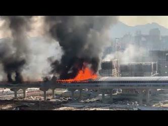 حريق هائل على جسر بكوريا الجنوبية بسبب تصادم حافلة بشاحنة