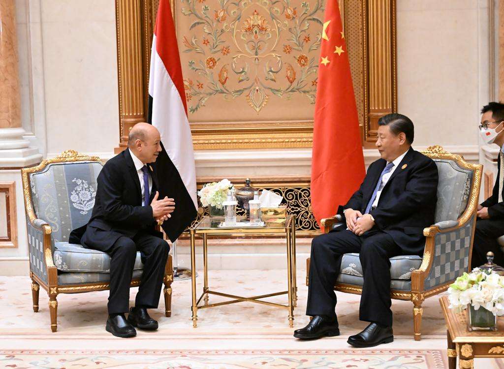 رئيس مجلس القيادة الرئاسي اليمني يلتقي الرئيس الصيني