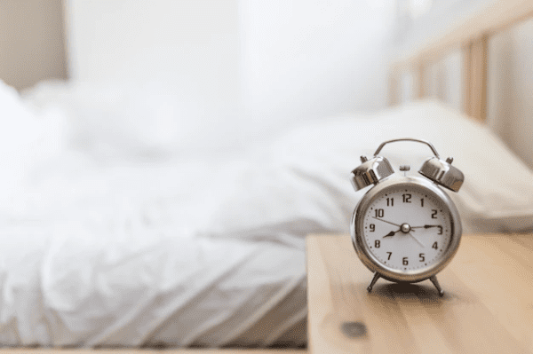 ساعات النوم تقل لأدنى معدلاتها في منتصف العمر.. دراسة تفسّر