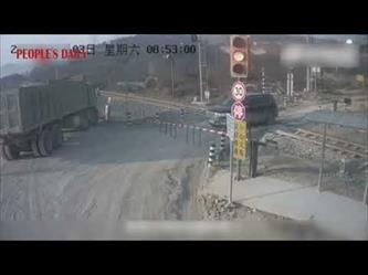 شاحنة تدفع سيارة لمسار قطار بالصين وتنجو من الدهس تحت عجلاته