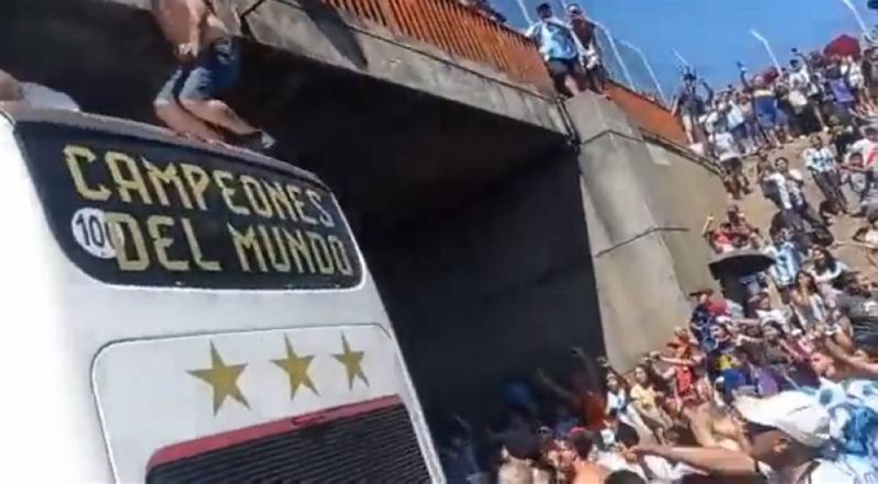 شاهد.. مشجعان يقفزان من الجسر على حافلة منتخب الأرجنتين المكشوفة